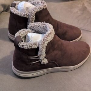 Women's Clarks   Brown Suede Ankle Boots with Sherpa Lining